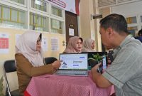 Masa Uji Coba SPMB Surabaya Dimulai, Ribuan Wali Murid Serbu Posko Dispendik.