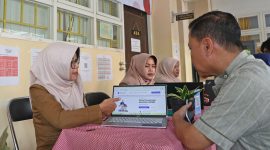 Masa Uji Coba SPMB Surabaya Dimulai, Ribuan Wali Murid Serbu Posko Dispendik.