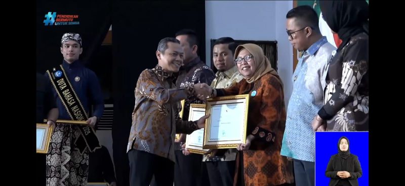 Surabaya Raih Penghargaan Nasional Revitalisasi Bahasa Daerah, Program Kemis Mlipis Jadi Sorotan.