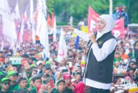 Gubernur Jawa Timur Khofifah Indar Parawansa bersama Wakil Gubernur Jawa Timur Emil Elestianto Dardak serta jajaran Forkopimda Jatim memperingati Hari Buruh Internasional (May Day) 2026 dengan menggelar syukuran bersama ribuan pekerja / buruh dari berbagai aliansi serikat buruh di Halaman Kantor Gubernur Jawa Timur, Jalan Pahlawan No. 110 Surabaya. (Foto: Adpim For Digitaljatim)
