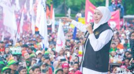 Gubernur Jawa Timur Khofifah Indar Parawansa bersama Wakil Gubernur Jawa Timur Emil Elestianto Dardak serta jajaran Forkopimda Jatim memperingati Hari Buruh Internasional (May Day) 2026 dengan menggelar syukuran bersama ribuan pekerja / buruh dari berbagai aliansi serikat buruh di Halaman Kantor Gubernur Jawa Timur, Jalan Pahlawan No. 110 Surabaya. (Foto: Adpim For Digitaljatim)