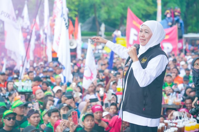 Gubernur Jawa Timur Khofifah Indar Parawansa bersama Wakil Gubernur Jawa Timur Emil Elestianto Dardak serta jajaran Forkopimda Jatim memperingati Hari Buruh Internasional (May Day) 2026 dengan menggelar syukuran bersama ribuan pekerja / buruh dari berbagai aliansi serikat buruh di Halaman Kantor Gubernur Jawa Timur, Jalan Pahlawan No. 110 Surabaya. (Foto: Adpim For Digitaljatim)