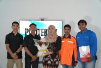 Bikin Haru, Mahasiswa KIP Polteksi Beri Buket Mawar untuk Ning Lia.