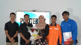 Bikin Haru, Mahasiswa KIP Polteksi Beri Buket Mawar untuk Ning Lia.