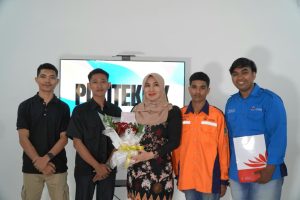 Bikin Haru, Mahasiswa KIP Polteksi Beri Buket Mawar untuk Ning Lia
