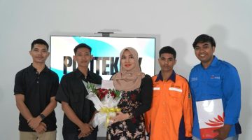 Bikin Haru, Mahasiswa KIP Polteksi Beri Buket Mawar untuk Ning Lia.