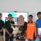 Bikin Haru, Mahasiswa KIP Polteksi Beri Buket Mawar untuk Ning Lia.