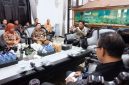 Bupati Sidoarjo Subandi menggelar audiensi dengan koordinator dan pengelola pasar tradisional di Ruang Transit Pendopo Delta Wibawa. (Foto: Istimewa)