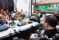 Bupati Sidoarjo Subandi menggelar audiensi dengan koordinator dan pengelola pasar tradisional di Ruang Transit Pendopo Delta Wibawa. (Foto: Istimewa)