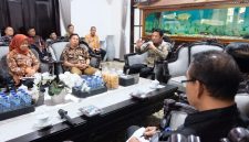 Bupati Sidoarjo Subandi menggelar audiensi dengan koordinator dan pengelola pasar tradisional di Ruang Transit Pendopo Delta Wibawa. (Foto: Istimewa)