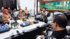Bupati Sidoarjo Subandi menggelar audiensi dengan koordinator dan pengelola pasar tradisional di Ruang Transit Pendopo Delta Wibawa. (Foto: Istimewa)