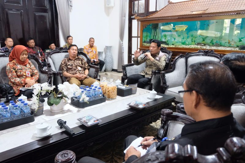 Bupati Sidoarjo Subandi menggelar audiensi dengan koordinator dan pengelola pasar tradisional di Ruang Transit Pendopo Delta Wibawa. (Foto: Istimewa)