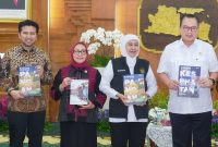 Gubernur Khofifah saat menerima audiensi Kepala Badan Riset dan Inovasi Nasional (BRIN) Arif Satria di Gedung Negara Grahadi, Surabaya. (Foto: Adpim For DigitalJatim)