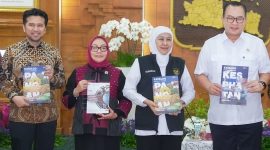 Gubernur Khofifah saat menerima audiensi Kepala Badan Riset dan Inovasi Nasional (BRIN) Arif Satria di Gedung Negara Grahadi, Surabaya. (Foto: Adpim For DigitalJatim)