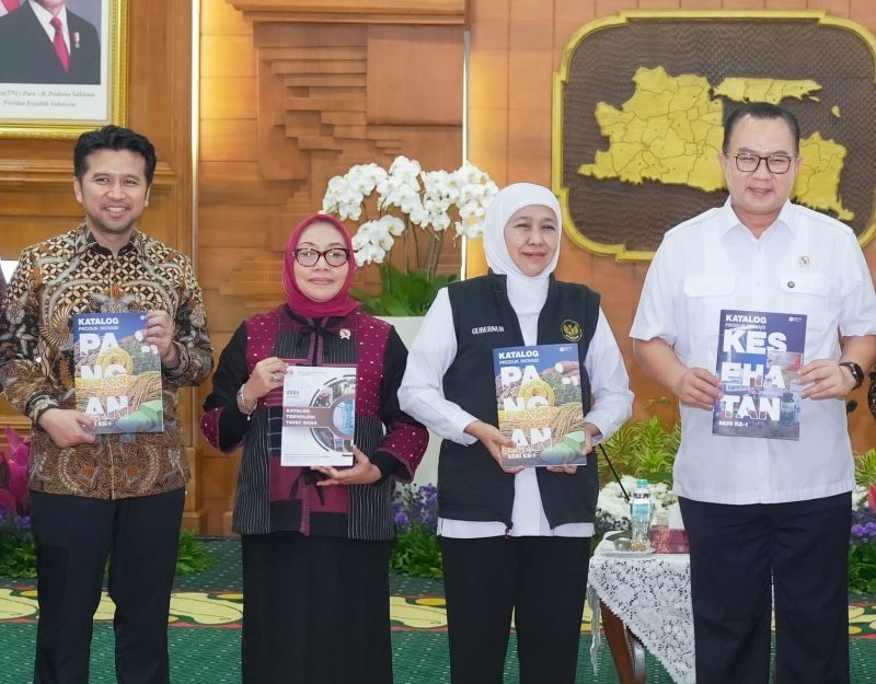 Gubernur Khofifah saat menerima audiensi Kepala Badan Riset dan Inovasi Nasional (BRIN) Arif Satria di Gedung Negara Grahadi, Surabaya. (Foto: Adpim For DigitalJatim)