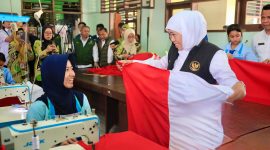 Gubernur Jawa Timur Khofifah Indar Parawansa bersama siswa SMK. (Foto: Adpim For DigitalJatim)