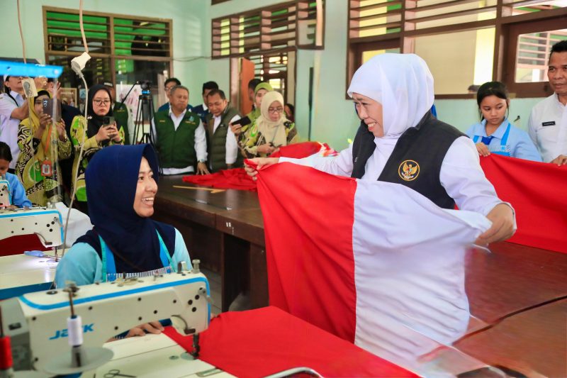 Gubernur Jawa Timur Khofifah Indar Parawansa bersama siswa SMK. (Foto: Adpim For DigitalJatim)