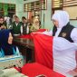 Gubernur Jawa Timur Khofifah Indar Parawansa bersama siswa SMK. (Foto: Adpim For DigitalJatim)