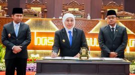 Gubernur Jawa Timur Khofifah Indar Parawansa didampingi Wakil Gubernur Jawa Timur Emil Elestianto Dardak bersama jajaran pimpinan DPRD Provinsi Jawa Timur resmi menandatangani persetujuan bersama terhadap dua Rancangan Peraturan Daerah (Raperda) di sidang Paripurna. (Foto: Adpim For DigitalJatim)
