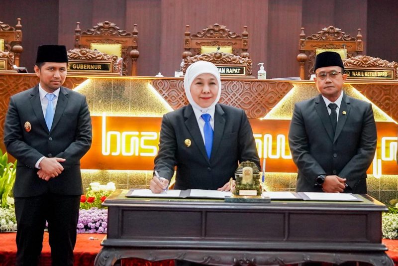 Gubernur Jawa Timur Khofifah Indar Parawansa didampingi Wakil Gubernur Jawa Timur Emil Elestianto Dardak bersama jajaran pimpinan DPRD Provinsi Jawa Timur resmi menandatangani persetujuan bersama terhadap dua Rancangan Peraturan Daerah (Raperda) di sidang Paripurna. (Foto: Adpim For DigitalJatim)