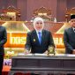 Gubernur Jawa Timur Khofifah Indar Parawansa didampingi Wakil Gubernur Jawa Timur Emil Elestianto Dardak bersama jajaran pimpinan DPRD Provinsi Jawa Timur resmi menandatangani persetujuan bersama terhadap dua Rancangan Peraturan Daerah (Raperda) di sidang Paripurna. (Foto: Adpim For DigitalJatim)