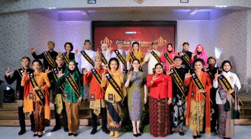 Bunda Literasi Provinsi Jawa Timur Arumi Bachsin mengapresiasi pemilihan duta bahasa 2026 di Aula Cut Nyak Dien Balai Bahasa Provinsi Jawa Timur. (Foto: Adpim For DigitalJatim)