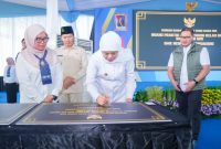 Gubernur Khofifah Indar Parawansa meresmikan rehabilitasi dan revitalisasi SMA, SMK dan SLB negeri swasta wilayah Kabupaten Tulungagung, Kabupaten Trenggalek, dan Kabupaten Pacitan, yang dipusatkan di SMKN 1 Tulungagung. (Foto: Adpim For DigitalJatim)