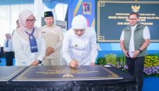 Gubernur Khofifah Indar Parawansa meresmikan rehabilitasi dan revitalisasi SMA, SMK dan SLB negeri swasta wilayah Kabupaten Tulungagung, Kabupaten Trenggalek, dan Kabupaten Pacitan, yang dipusatkan di SMKN 1 Tulungagung. (Foto: Adpim For DigitalJatim)