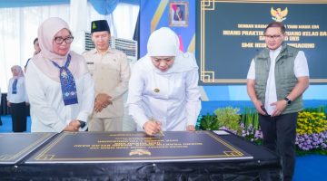 Gubernur Khofifah Indar Parawansa meresmikan rehabilitasi dan revitalisasi SMA, SMK dan SLB negeri swasta wilayah Kabupaten Tulungagung, Kabupaten Trenggalek, dan Kabupaten Pacitan, yang dipusatkan di SMKN 1 Tulungagung. (Foto: Adpim For DigitalJatim)