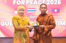 Gubernur Jawa Timur Khofifah Indar Parawansa menyambut 57 Bhikkhu lintas negara yang menjalankan perjalanan spiritual Indonesia Walk for Peace 2026 di Gedung Negara Grahadi, Surabaya. (Foto: Adpim For DigitalJatim)