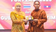 Gubernur Jawa Timur Khofifah Indar Parawansa menyambut 57 Bhikkhu lintas negara yang menjalankan perjalanan spiritual Indonesia Walk for Peace 2026 di Gedung Negara Grahadi, Surabaya. (Foto: Adpim For DigitalJatim)