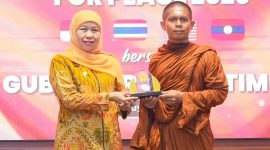 Gubernur Jawa Timur Khofifah Indar Parawansa menyambut 57 Bhikkhu lintas negara yang menjalankan perjalanan spiritual Indonesia Walk for Peace 2026 di Gedung Negara Grahadi, Surabaya. (Foto: Adpim For DigitalJatim)