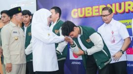 Gubernur Jawa Timur Khofifah Indar Parawansa melepas sebanyak 1.790 murid peserta program magang kerja luar negeri serta alumni sebagai pekerja migran dari SMK wilayah Tulungagung, Trenggalek, dan Pacitan di SMKS Sore Tulungagung. (Foto: Adpim For DigitalJatim)