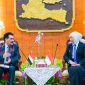 Gubernur Jawa Timur Khofifah Indar Parawansa menerima Duta Besar Luar Biasa dan Berkuasa Penuh Republik Yaman untuk Indonesia, H.E. Mr. Salem Ahmed Abdulrahman Balfakeeh di Gedung Negara Grahadi Surabaya. (Foto: Adpim For DigitalJatim)