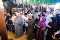 Gubernur Jawa Timur Khofifah Indar Parawansa bersama ulama sekaligus tokoh sufi dunia, Al Sheikh Al Sayid Afeefuddin Al-Jailani menyapa ribuan santri dan santriwati Pondok Pesantren Zainul Hasan Gonggeng, Kabupaten Probolinggo. (Foto: Adpim For DigitalJatim)