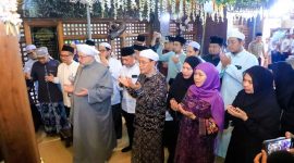 Gubernur Jawa Timur Khofifah Indar Parawansa bersama ulama sekaligus tokoh sufi dunia, Al Sheikh Al Sayid Afeefuddin Al-Jailani menyapa ribuan santri dan santriwati Pondok Pesantren Zainul Hasan Gonggeng, Kabupaten Probolinggo. (Foto: Adpim For DigitalJatim)