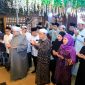 Gubernur Jawa Timur Khofifah Indar Parawansa bersama ulama sekaligus tokoh sufi dunia, Al Sheikh Al Sayid Afeefuddin Al-Jailani menyapa ribuan santri dan santriwati Pondok Pesantren Zainul Hasan Gonggeng, Kabupaten Probolinggo. (Foto: Adpim For DigitalJatim)