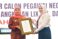 Gubernur Jawa Timur Khofifah Indar Parawansa an saat membuka Pelatihan Kepemimpinan Nasional (PKN) Tingkat II Angkatan XI Tahun 2026 yang dirangkai dengan penutupan Pelatihan Dasar (Latsar) CPNS Golongan III Angkatan 59, 60, dan 61 di Kantor Badan Pengembangan Sumber Daya Manusia (BPSDM) Provinsi Jawa Timur, Balongsari, Tandes, Surabaya. (Foto : Adpim For DigitalJatim)