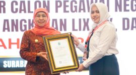 Gubernur Jawa Timur Khofifah Indar Parawansa an saat membuka Pelatihan Kepemimpinan Nasional (PKN) Tingkat II Angkatan XI Tahun 2026 yang dirangkai dengan penutupan Pelatihan Dasar (Latsar) CPNS Golongan III Angkatan 59, 60, dan 61 di Kantor Badan Pengembangan Sumber Daya Manusia (BPSDM) Provinsi Jawa Timur, Balongsari, Tandes, Surabaya. (Foto : Adpim For DigitalJatim)