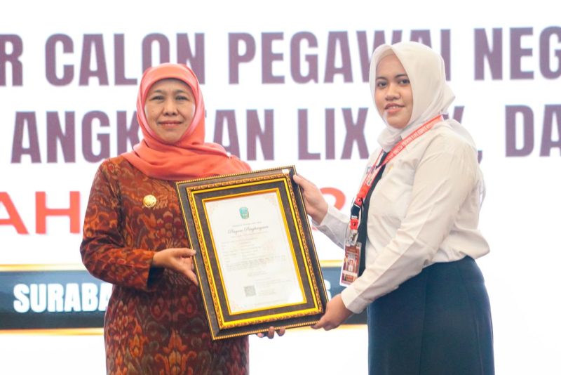 Gubernur Jawa Timur Khofifah Indar Parawansa an saat membuka Pelatihan Kepemimpinan Nasional (PKN) Tingkat II Angkatan XI Tahun 2026 yang dirangkai dengan penutupan Pelatihan Dasar (Latsar) CPNS Golongan III Angkatan 59, 60, dan 61 di Kantor Badan Pengembangan Sumber Daya Manusia (BPSDM) Provinsi Jawa Timur, Balongsari, Tandes, Surabaya. (Foto : Adpim For DigitalJatim)