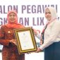 Gubernur Jawa Timur Khofifah Indar Parawansa an saat membuka Pelatihan Kepemimpinan Nasional (PKN) Tingkat II Angkatan XI Tahun 2026 yang dirangkai dengan penutupan Pelatihan Dasar (Latsar) CPNS Golongan III Angkatan 59, 60, dan 61 di Kantor Badan Pengembangan Sumber Daya Manusia (BPSDM) Provinsi Jawa Timur, Balongsari, Tandes, Surabaya. (Foto : Adpim For DigitalJatim)