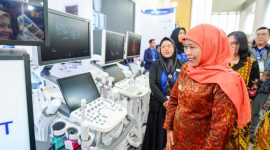 Gubernur Jawa Timur Khofifah Indar Parawansa membuka sekaligus meninjau pameran Surabaya Hospital Expo XX 2026 yang digelar di Ballroom Grand City Surabaya. (Foto: Adpim For DigitalJatim)