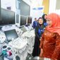 Gubernur Jawa Timur Khofifah Indar Parawansa membuka sekaligus meninjau pameran Surabaya Hospital Expo XX 2026 yang digelar di Ballroom Grand City Surabaya. (Foto: Adpim For DigitalJatim)