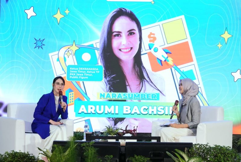 Ketua TP PKK Jawa Timur Arumi Bachsin dalam talkshow bertema “Ready for What’s Next: From Youth to Future Leader” di Kampus Telkom University Surabaya. (Foto:Adpim For DigitalJatim)