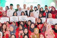 Gubernur Jawa Timur Khofifah Indar Parawansa didampingi Walikota Kediri Vinanda Prameswati menyalurkan bantuan sosial dan tali asih senilai Rp 1,819 miliar untuk masyarakat Kota Kediri di Balai Kota Kediri. (Foto: Adpim For DigitalJatim)