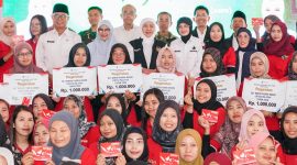 Gubernur Jawa Timur Khofifah Indar Parawansa didampingi Walikota Kediri Vinanda Prameswati menyalurkan bantuan sosial dan tali asih senilai Rp 1,819 miliar untuk masyarakat Kota Kediri di Balai Kota Kediri. (Foto: Adpim For DigitalJatim)