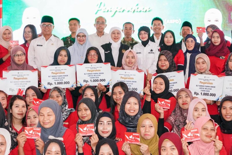 Gubernur Jawa Timur Khofifah Indar Parawansa didampingi Walikota Kediri Vinanda Prameswati menyalurkan bantuan sosial dan tali asih senilai Rp 1,819 miliar untuk masyarakat Kota Kediri di Balai Kota Kediri. (Foto: Adpim For DigitalJatim)