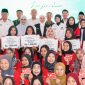 Gubernur Jawa Timur Khofifah Indar Parawansa didampingi Walikota Kediri Vinanda Prameswati menyalurkan bantuan sosial dan tali asih senilai Rp 1,819 miliar untuk masyarakat Kota Kediri di Balai Kota Kediri. (Foto: Adpim For DigitalJatim)