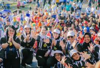 Ketua Perwosi Provinsi Jawa Timur Arumi Bachsin Emil Dardak menutup gelaran Lomba Volley Perempuan Perwosi Smash Tourney 2026 di Lapangan Bola Volley Kecamatan Wonodadi Kabupaten Blitar. (Foto: Adpim For DigitalJatim)