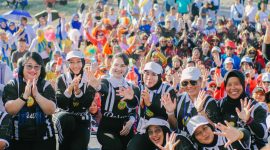 Ketua Perwosi Provinsi Jawa Timur Arumi Bachsin Emil Dardak menutup gelaran Lomba Volley Perempuan Perwosi Smash Tourney 2026 di Lapangan Bola Volley Kecamatan Wonodadi Kabupaten Blitar. (Foto: Adpim For DigitalJatim)